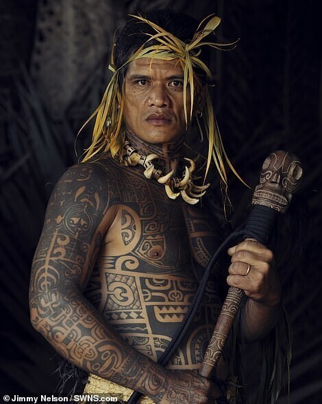Фотограф встретился с самым уединенным племенем в мире