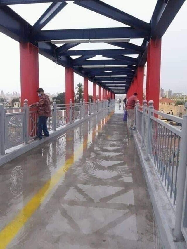 5. После дождя мост превращается в полосу препятствий