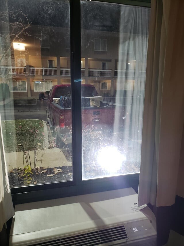 9. Поставить мощный фонарь прямо перед окном комнаты в гостинице — это далеко не самое лучшее решение