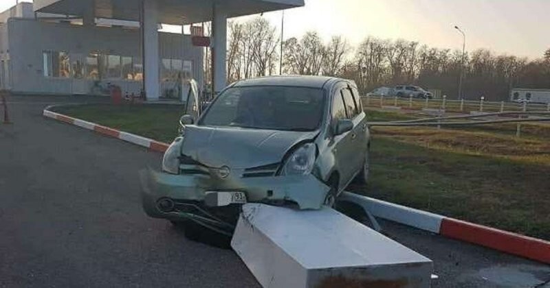 Автомобилистка из Краснодара перепутала педали и устроила аварию на АЗС