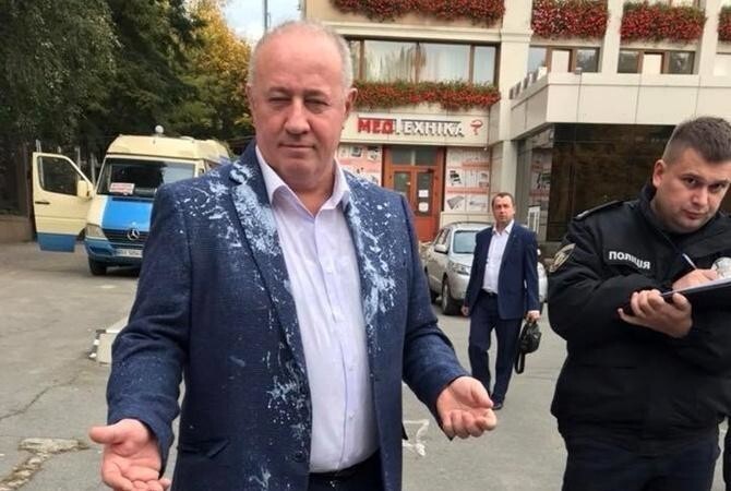 Украинский депутат в кефире вперемешку с яйцами