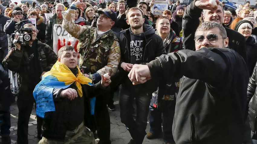 Не только людям достается: протестующие в Киеве закидали яйцами посольство РФ