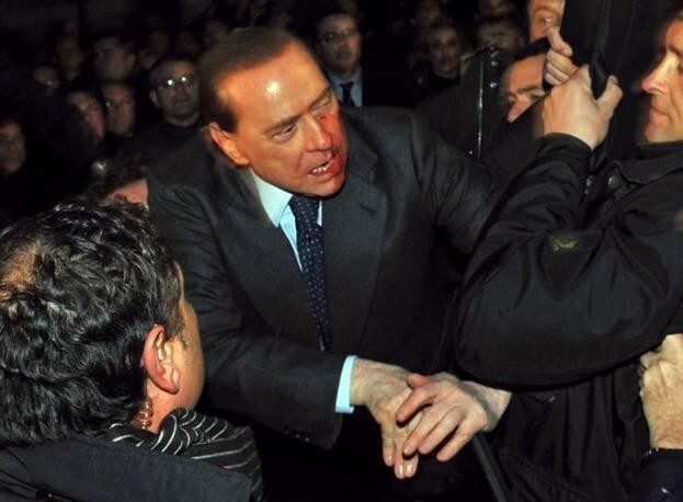 Иногда нервы у людей совсем сдают и чиновники  получают прямо кулаком в лицо. Сильвио Берлускони, 2009 год, после удара