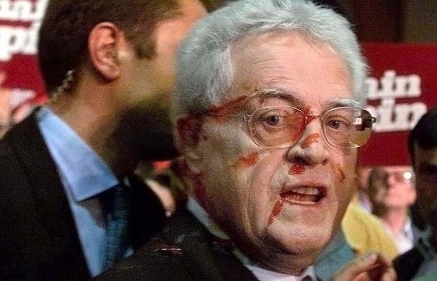 В апреле 2002г.  французского экс премьер-министра Лионеля Жоспена подростки  обрызгали  кетчупом