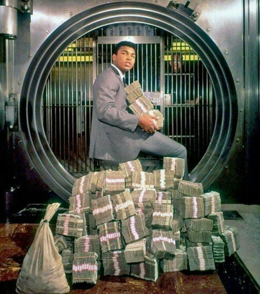 Мохаммед Али забирает выигрыш после боя с Форманом в 1974 году. Мохаммед получил почти 5,5 млн долларов.