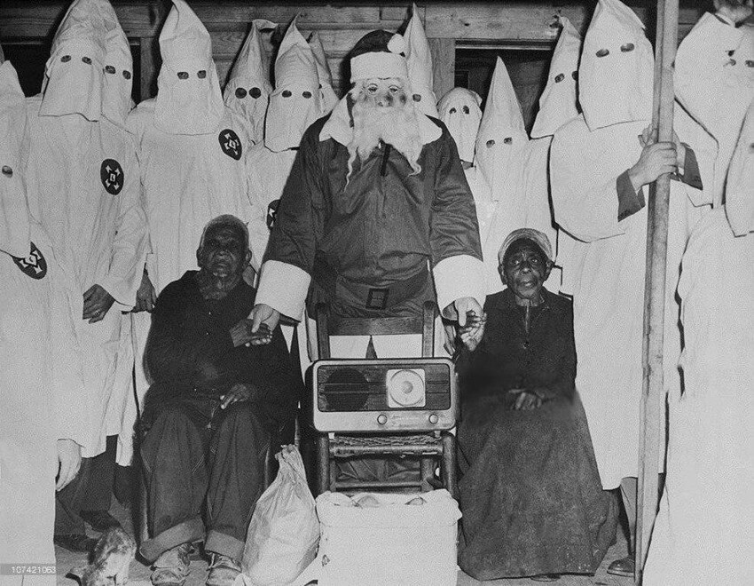 107-летний раб и его жена слушают проповедника Ку-клукс-клана. Талладега, 1948 год.