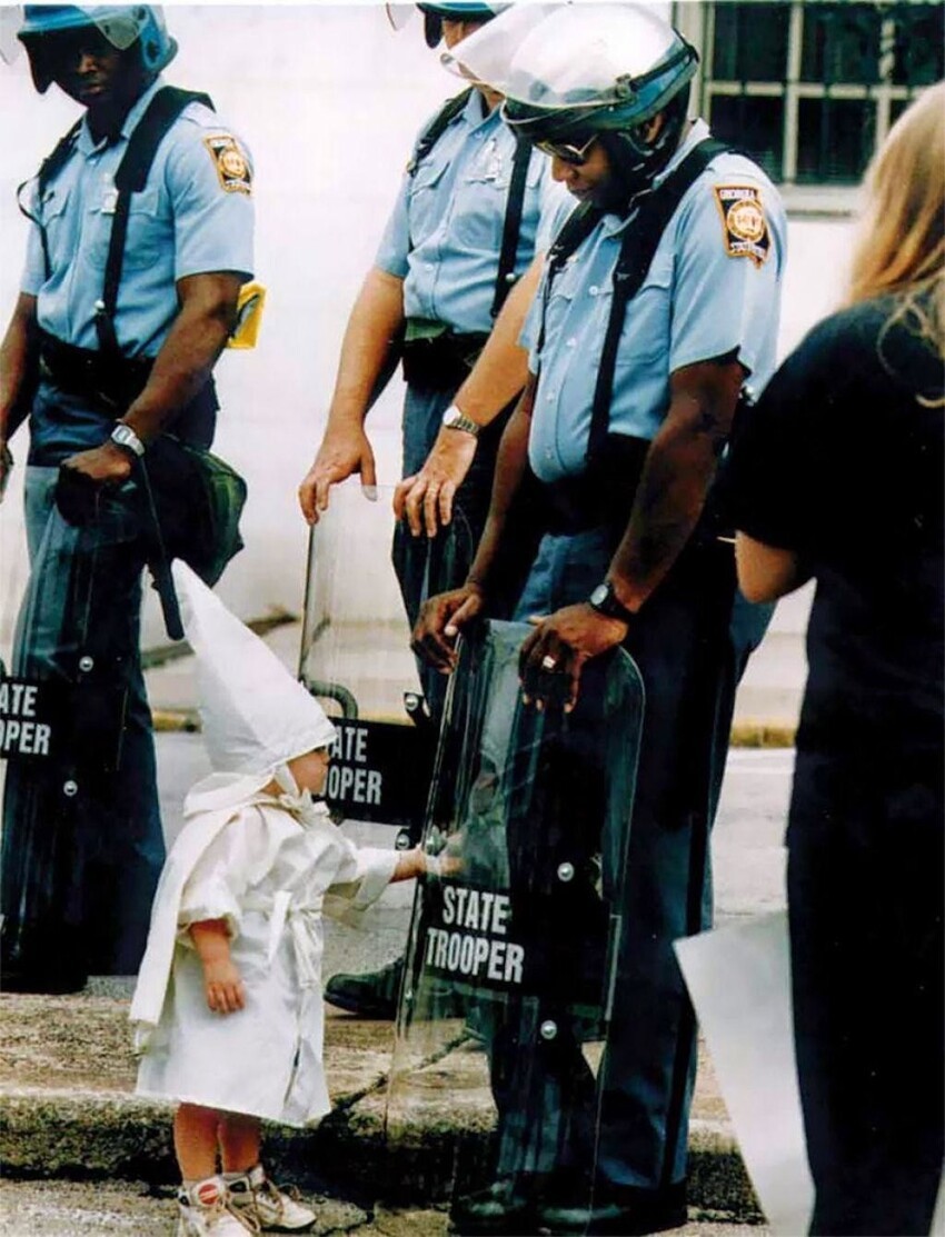Встреча ребёнка представителя Ку-Клукс-Клана и чёрного патрульного, 1992 год.