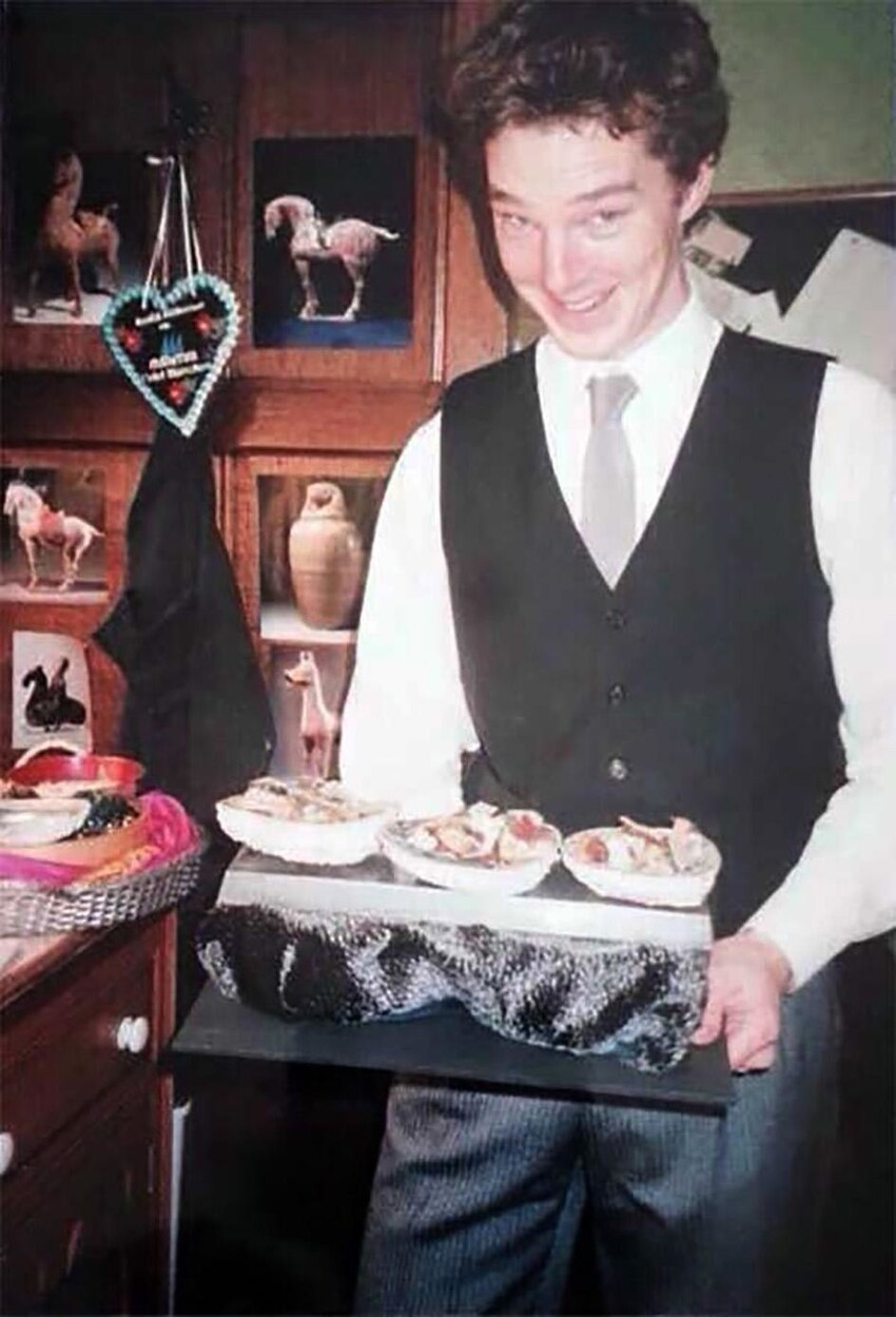 Бенедикт Камбербэтч, подрабатывает официантом, 2001 год.