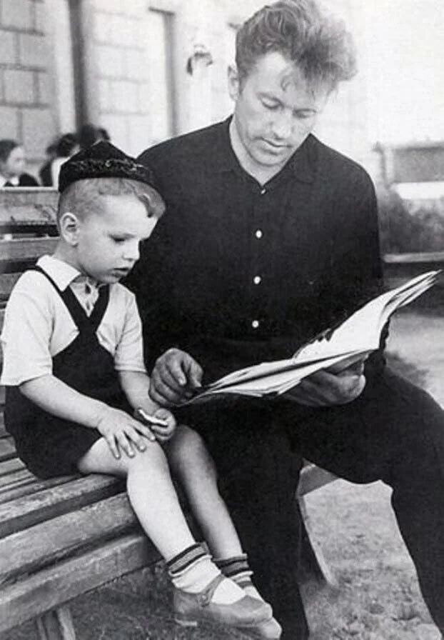Леонид Парфенов с отцом 1964
