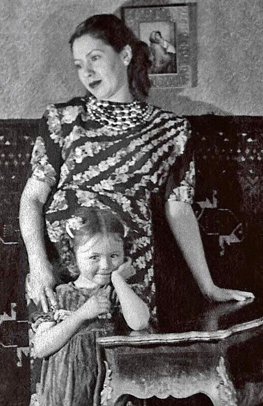 Наташа Селезнева (на тот момент Полинковская) с мамой Еленой Семеновной, 1950-е