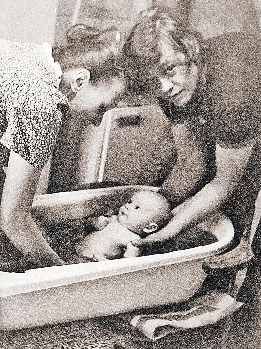 Молодые родители Людмила Поргина и Николай Караченцов купают полугодовалого сына Андрюшу. 1978 год