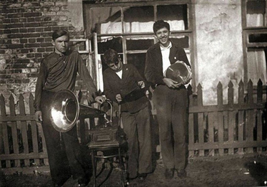 Юрий Никулин с друзьями где-то в начале 30-х годов прошлого столетия