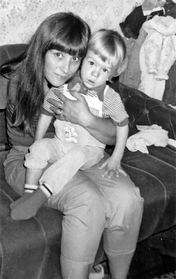 Наталья Варлей дома со своим младшим сыном Сашей