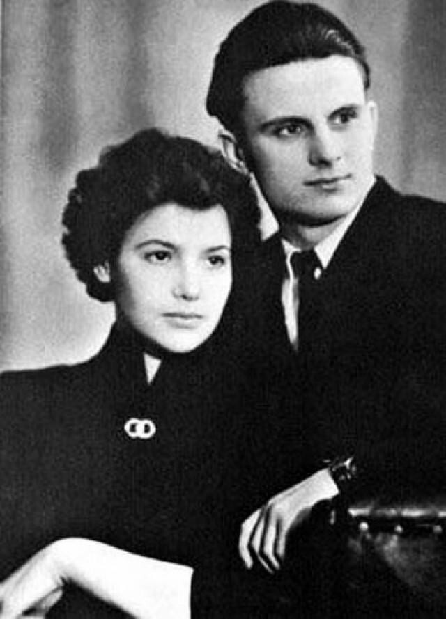 Украина, где было больше всего Президентов на всем пространстве СНГ. Первый Президент Украины Леонид Кравчук с женой Антониной, 1957 год