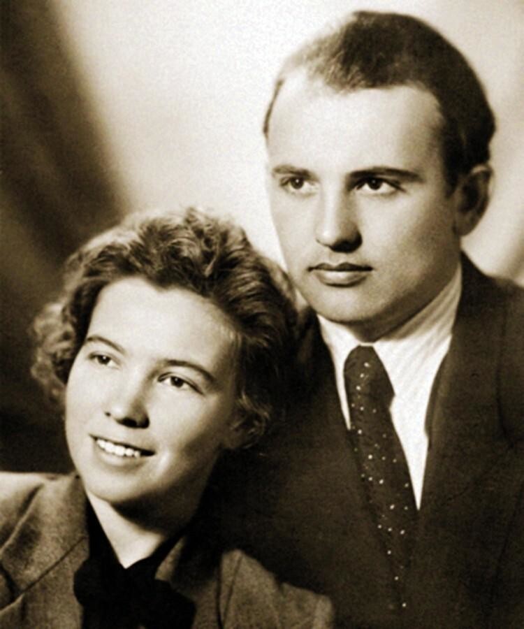 Михаил Горбачев с ныне покойной женой Раисой, 1953 год