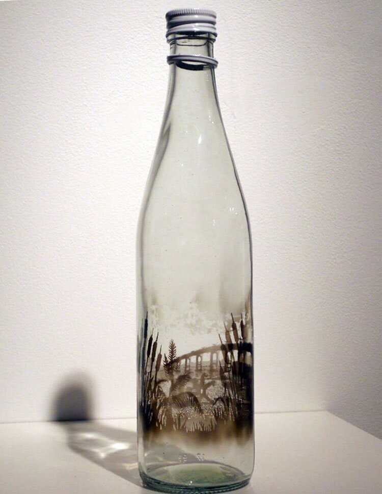 Джим Динджилиан и его рисунки внутри бутылок