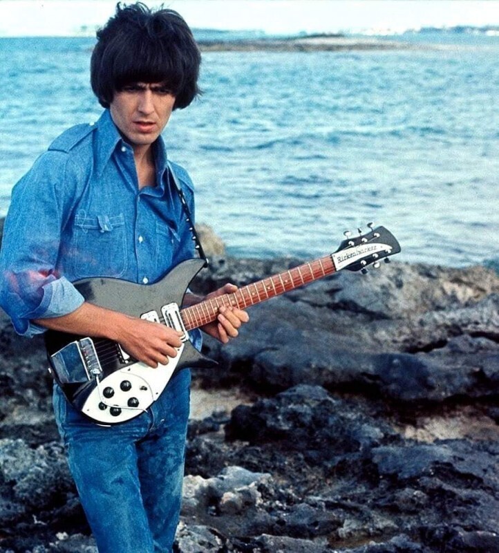 Джордж Харрисон с гитарой Rickenbacker Джона Леннона. Февраль 1965 г.