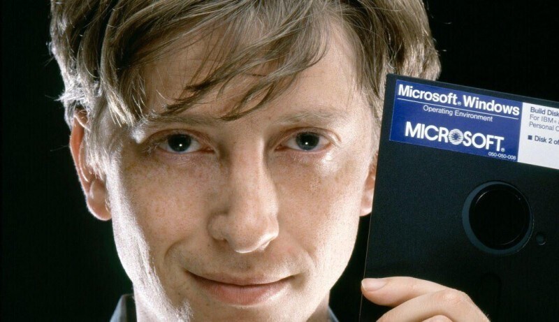 Билл Гейтс и диск Windows 1.0, 1985 г.