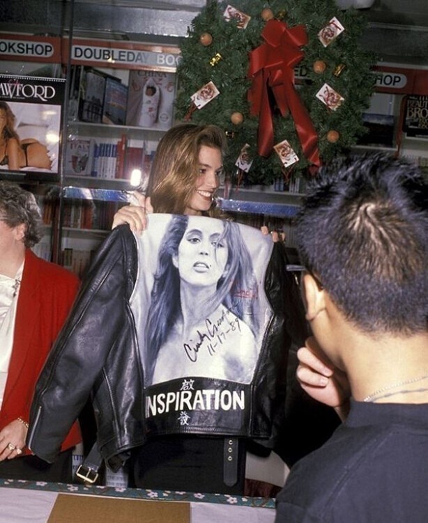 Синди Кроуфорд рекламирует календарь на 1990 год и раздает автографы, 17 ноября 1989 г.