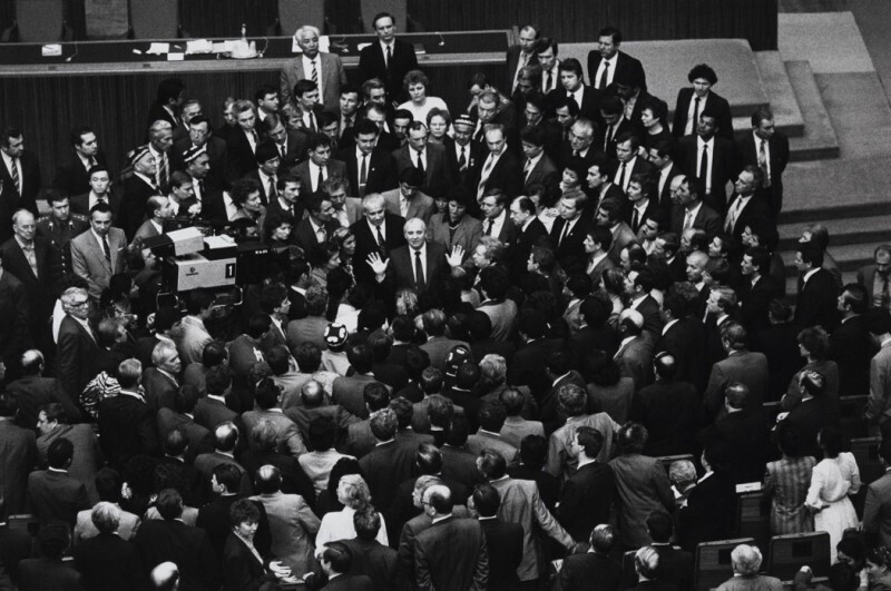 Михаил Горбачев в окружении делегатов Съезда народных депутатов, 1989 год, Москва