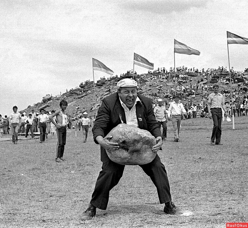 «На сельском празднике» (камешек за пазуху) п. Аскиз Хакасской автономной области.1983 г