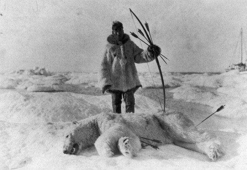 Охотник-инуит с убитым белым медведем. 26 ноября 1924 года, Аляска.