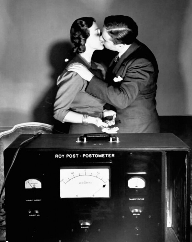 Молодая пара целуется, измеряя при этом на детекторе лжи степень эмоциональной реакции, 1939 год. Как видим, показания зашкаливают.