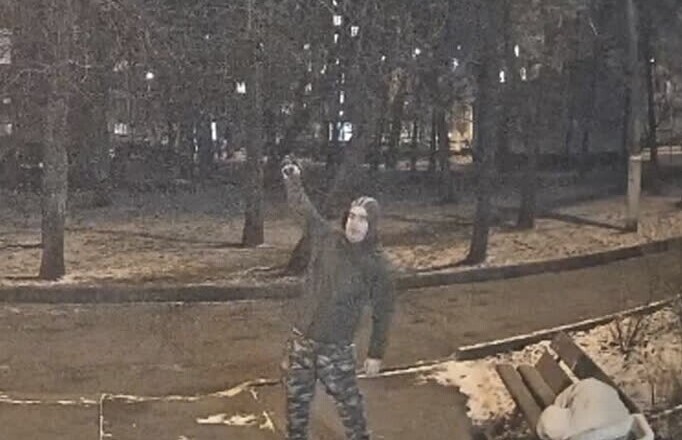 "Полез целоваться, потом выстрелил": московский полицейский ранил девочку из травмата