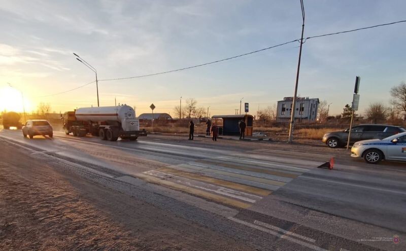 Многотонная автоцистерна: в Волгограде КамАЗ сбил 17-летнюю девушку