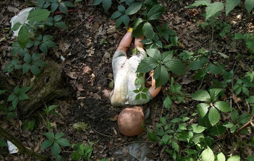 Вроде обычная кукла, но представьте это в лесу, где вы бредете расслабленно и спокойно