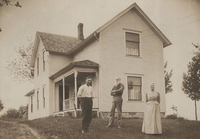 36 любопытных фото американских семей на фоне их домов на заре XX века