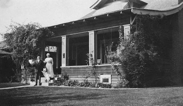 36 любопытных фото американских семей на фоне их домов на заре XX века
