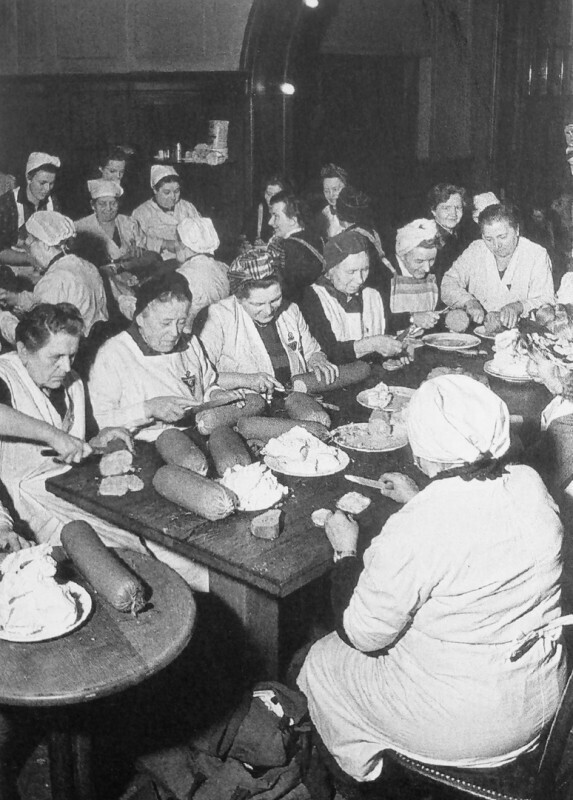 Женщины режут колбасу для бутербродов в отеле «Эксельсиор» в Берлине. Германия, февраль-март 1945 года.