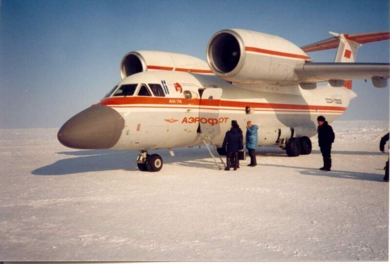 Лёгкий транспортный многоцелевой самолет Ан-74, созданный в 1983 году АНТК имени О.К.Антонова для эксплуатации в районах Арктики.