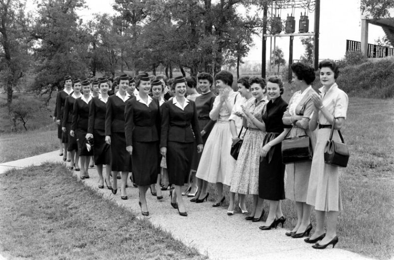 Выпускницы школы стюардесс в новенькой униформе следуют на праздничный банкет. Техас. США. 1958 г.