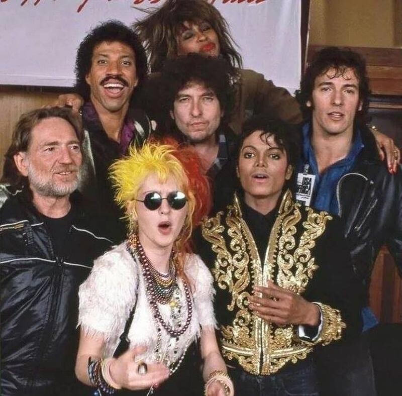Уилли Нельсон, Лайонел Ричи, Тина Тернер, Боб Дилан, Синди Лаупер, Майкл Джексон и Брюс Спрингстин во время записи "We Are The World" в 1985 году.