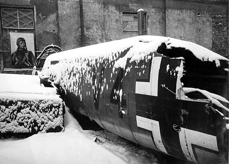 Остатки фюзеляжа немецкого самолета, сбитого тараном над Ленинградом. Зима 1942 - 1943 года. СССР.