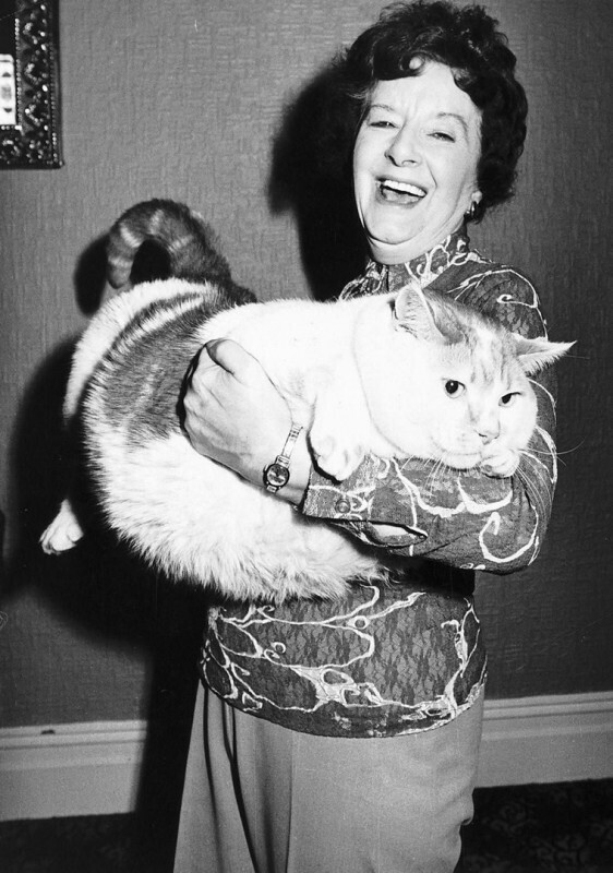 Хильда Джон и ее шестилетний кот Томас О'мэлли, вес которого составляет 19 килограмм. Англия, 1977 год.