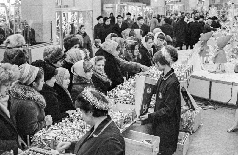 Продажа праздничных украшений в универмаге «Детский мир» в Москве. Фото А. Стужина, 2 декабря 1968 г.