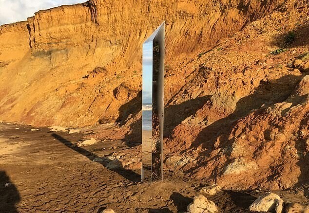Зеркальный столб вырос на острове Уайт после исчезновения подобных в Юте и в Румынии