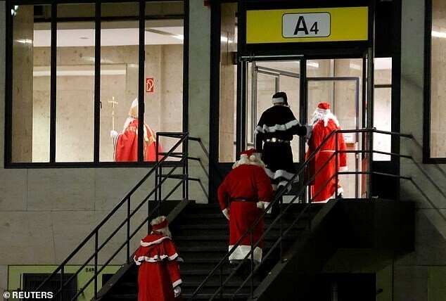 Берлинские Санта-Клаусы призывают проветривать и надевать маски