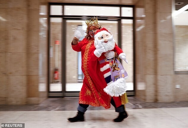 Берлинские Санта-Клаусы призывают проветривать и надевать маски