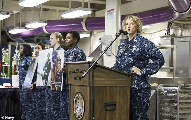 В США женщина впервые станет командиром атомного авианосца