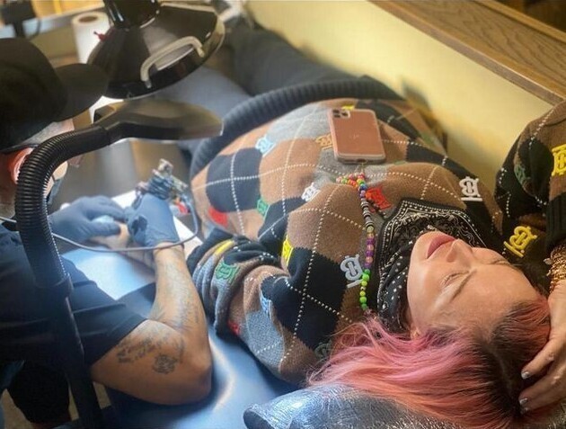 На 63-м году жизни: Мадонна сделала свою первую татуировку