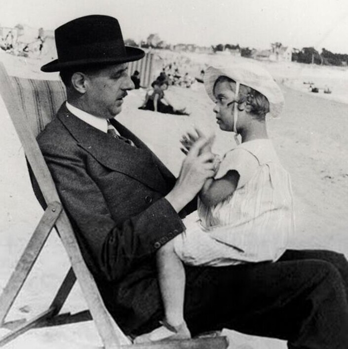 Шарль де Голль с дочерью Анной 