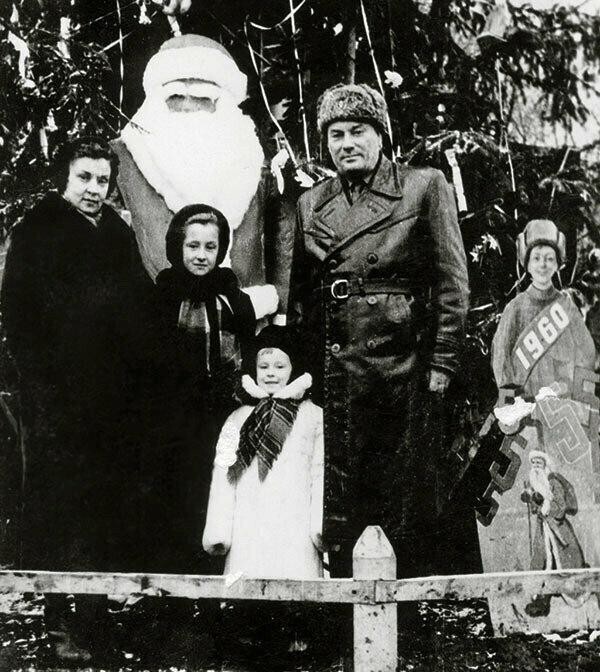 Лариса Удовиченко с мамой Музой Алексеевной, папой Иваном Никоновичем и старшей сестрой Яной, 1960 год