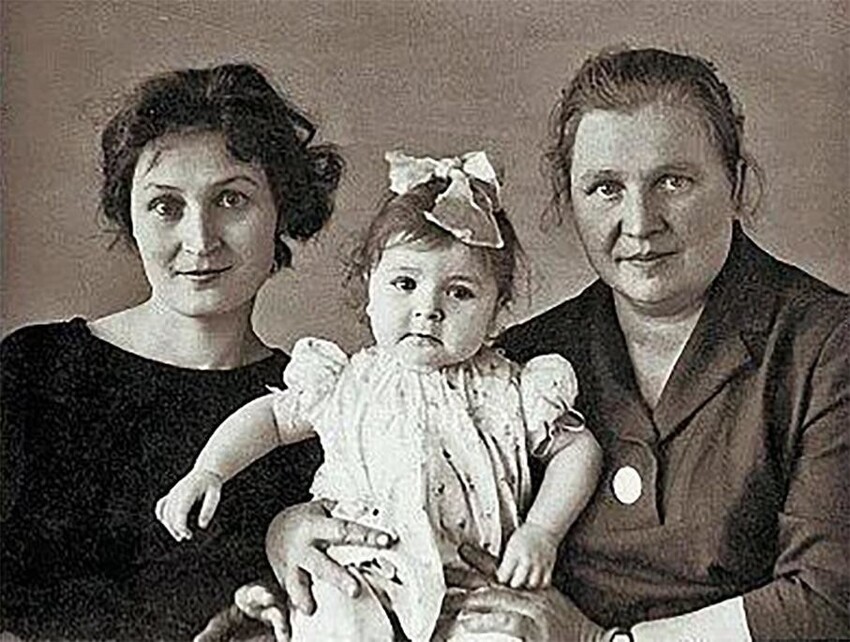 Жанна Агузарова с мамой Людмилой Савченко и бабушкой Олимпиадой Петровной, 1960-е.