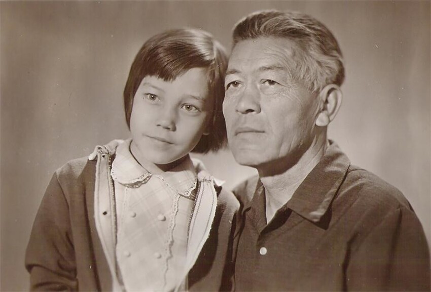 Азиза с папой, узбекским композитором-классиком Абдурахимом Мухамедовым.