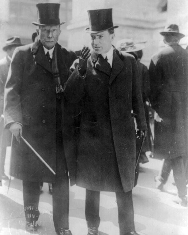 Джон Рокфеллер с сыном в 1915 году.