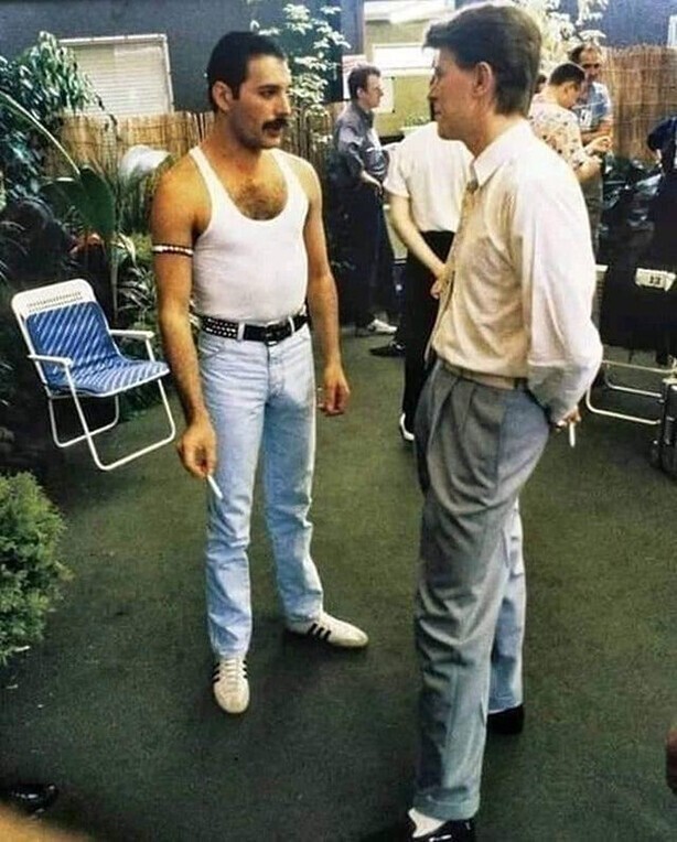 Фредди Меркьюри и Дэвид Боуи за кулисами музыкального фестиваля Live Aid. 1985 год